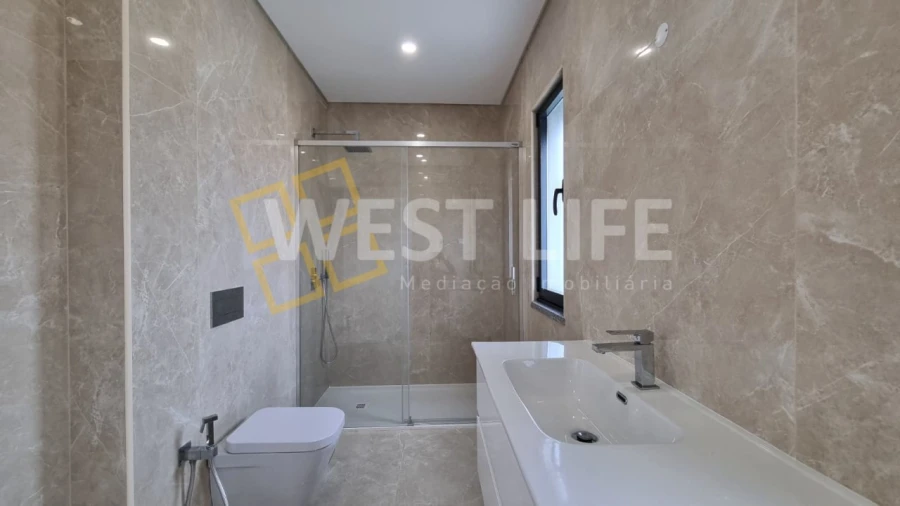 Moradia T4 para Venda em Igreja Nova e Cheleiros Foto 8