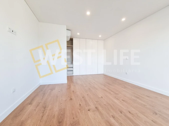 Moradia T4 para Venda em Igreja Nova e Cheleiros Foto 10