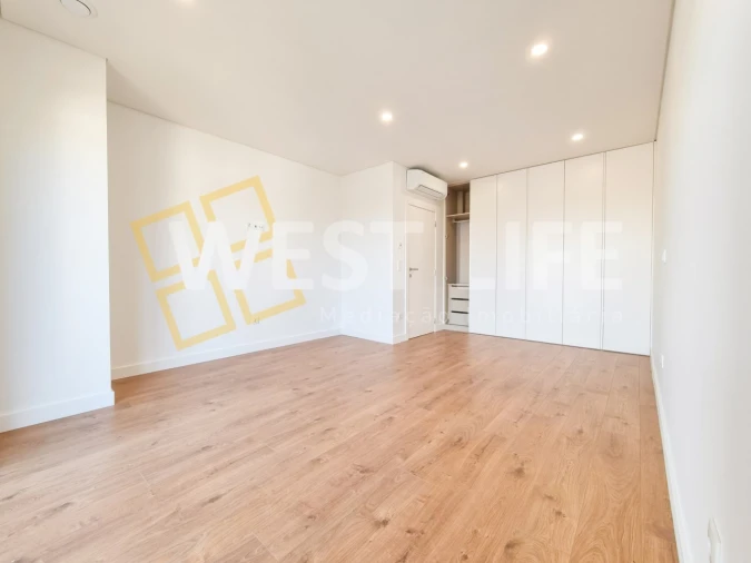 Moradia T4 para Venda em Igreja Nova e Cheleiros Foto 11