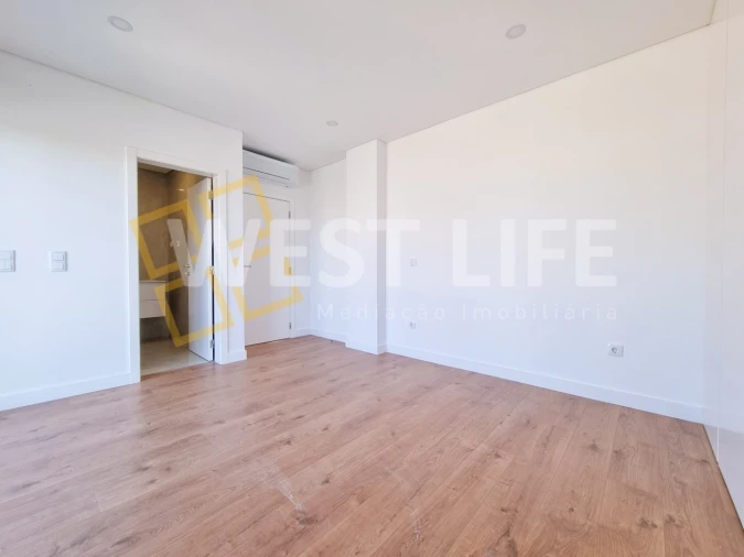 Moradia T4 para Venda em Igreja Nova e Cheleiros Foto 12