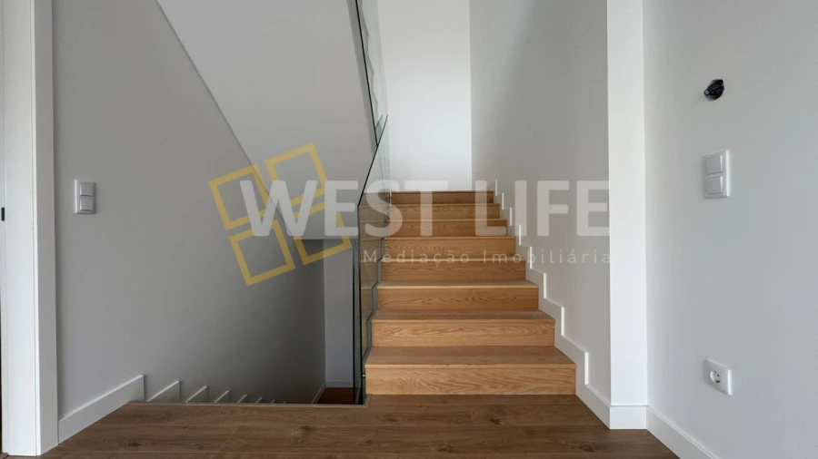 Moradia T4 para Venda em Igreja Nova e Cheleiros Foto 13