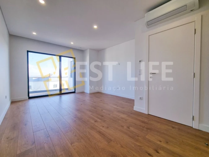 Moradia T4 para Venda em Igreja Nova e Cheleiros Foto 14