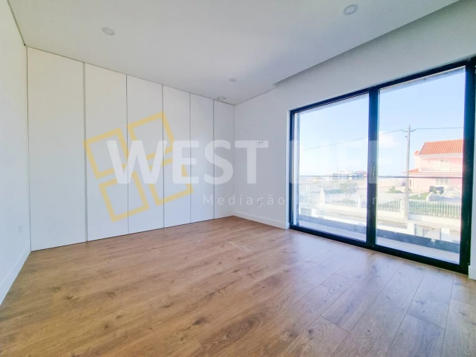 Moradia T4 para Venda em Igreja Nova e Cheleiros Foto 15