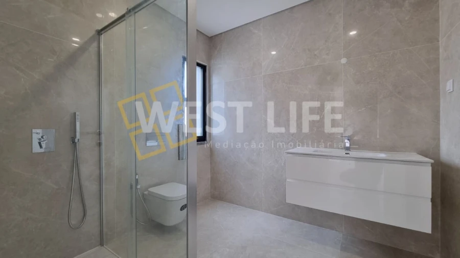 Moradia T4 para Venda em Igreja Nova e Cheleiros Foto 20