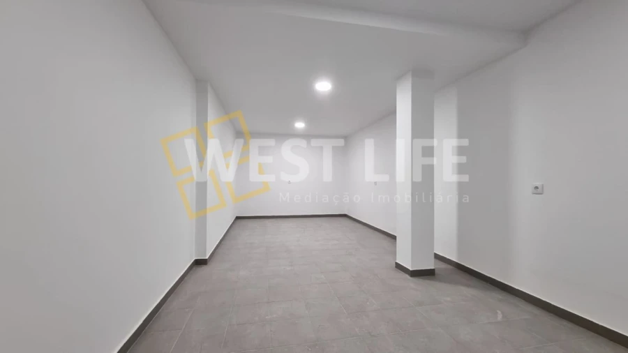 Moradia T4 para Venda em Igreja Nova e Cheleiros Foto 23