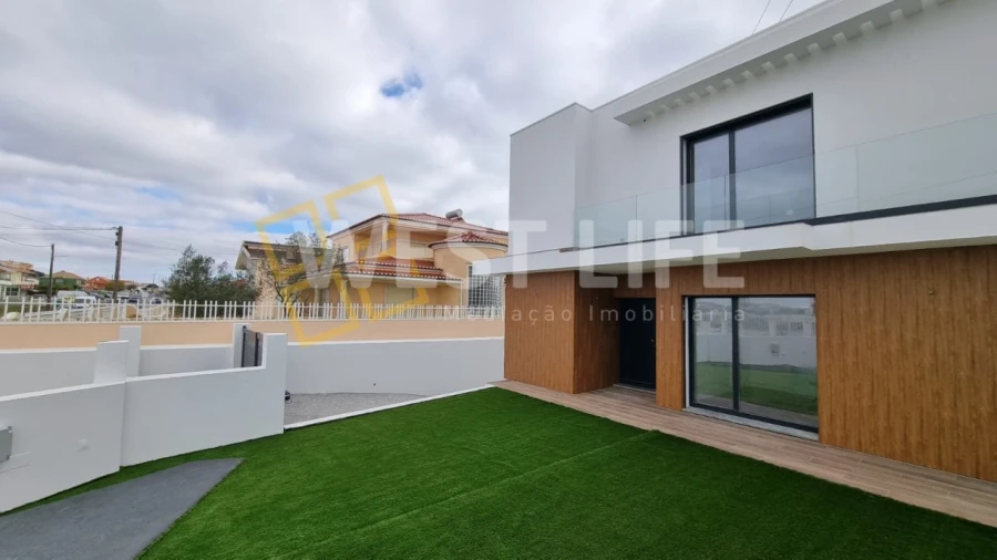 Moradia T4 para Venda em Igreja Nova e Cheleiros Foto 26