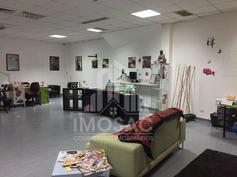 Loja para Venda em Santo António dos Cavaleiros e Frielas Foto 1