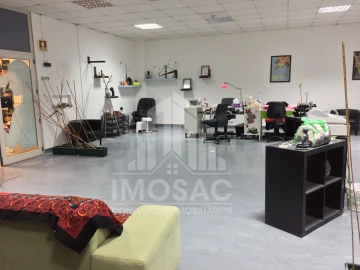 Loja para Venda em Santo António dos Cavaleiros e Frielas