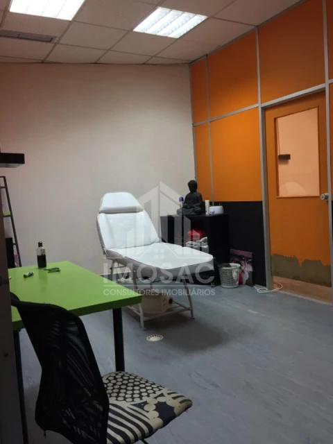 Loja para Venda em Santo António dos Cavaleiros e Frielas