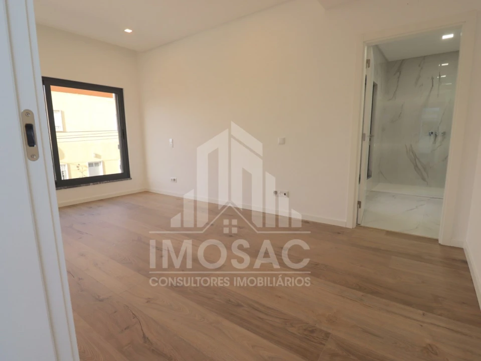 Moradia T4 para Venda em Loures Foto 22