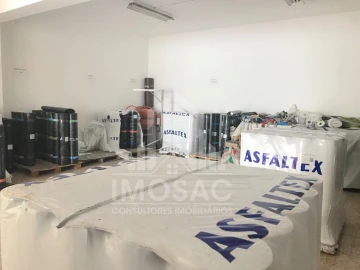 Armazém para Venda em Ramada e Caneças