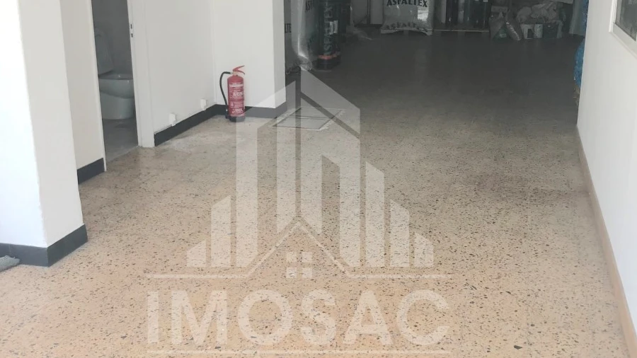 Armazém para Venda em Ramada e Caneças
