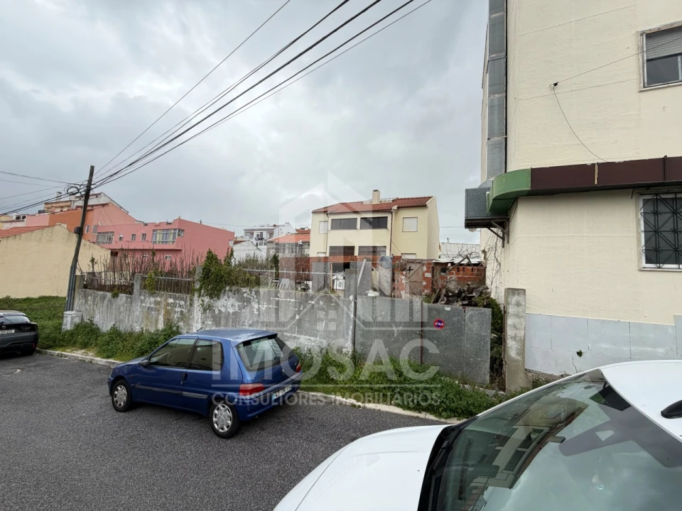 Terreno para Venda em Pontinha e Famões Foto 3