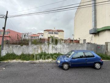Terreno para Venda em Pontinha e Famões