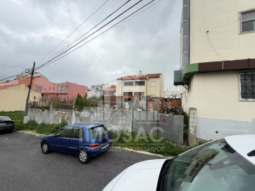 Terreno para Venda em Pontinha e Famões