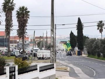 Terreno para Venda em Pontinha e Famões