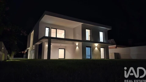 Moradia T4 para Venda em Corroios