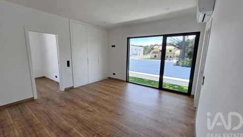 Moradia T4 para Venda em Corroios