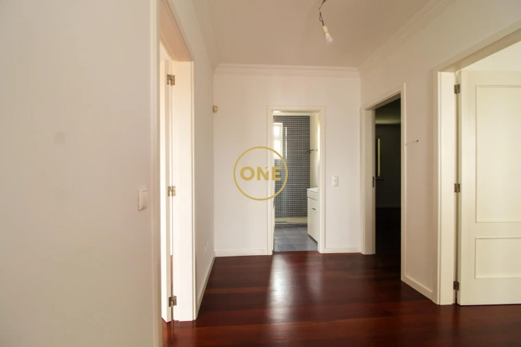 Moradia T4 para Venda em Caniço Foto 9