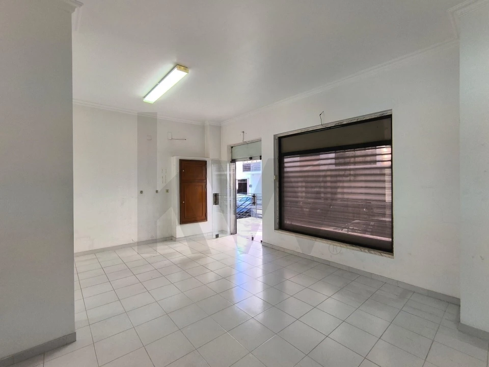 Loja para Arrendamento em Casal de Cambra Foto 10