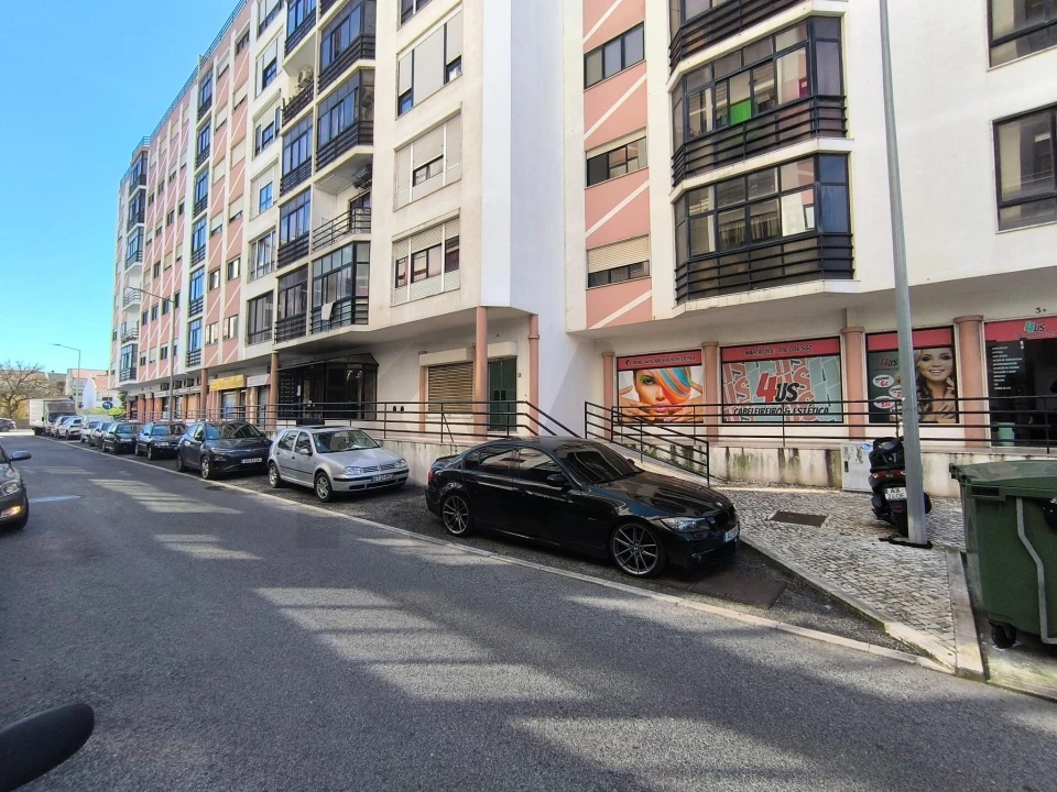 Loja para Arrendamento em Casal de Cambra Foto 1