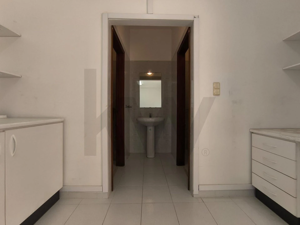 Loja para Arrendamento em Casal de Cambra Foto 16