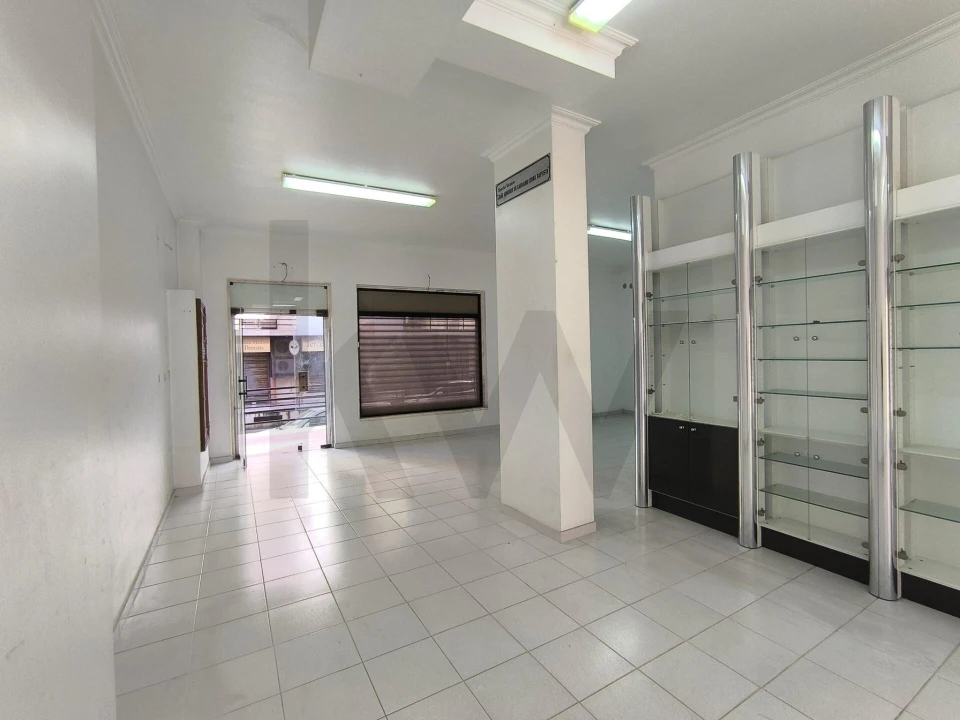 Loja para Arrendamento em Casal de Cambra Foto 13