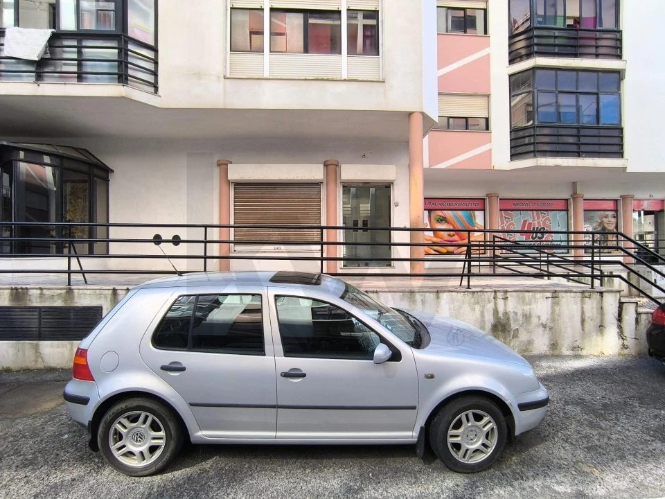 Loja para Arrendamento em Casal de Cambra Foto 3