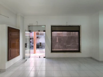 Loja para Arrendamento em Casal de Cambra