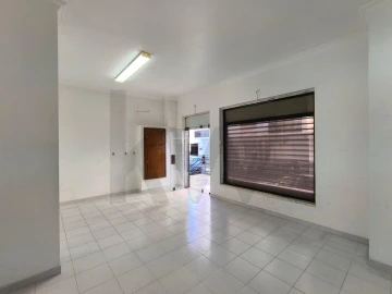 Loja para Arrendamento em Casal de Cambra