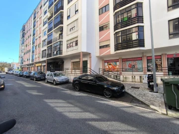 Loja para Arrendamento em Casal de Cambra