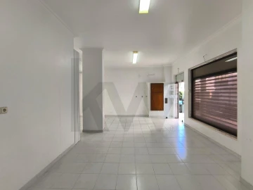 Loja para Arrendamento em Casal de Cambra