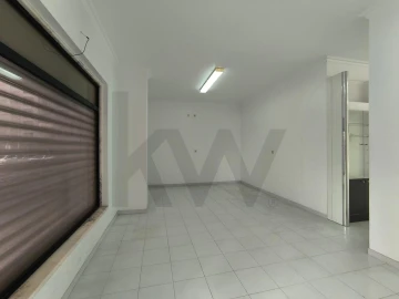 Loja para Arrendamento em Casal de Cambra