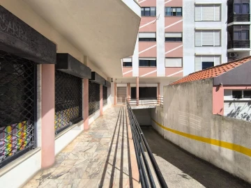 Loja para Arrendamento em Casal de Cambra