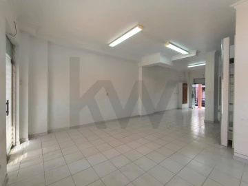 Loja para Arrendamento em Casal de Cambra