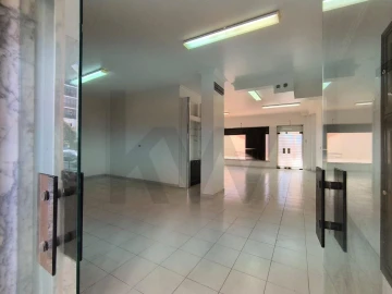 Loja para Arrendamento em Casal de Cambra