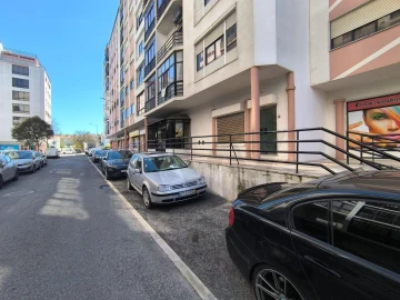 Loja para Arrendamento em Casal de Cambra