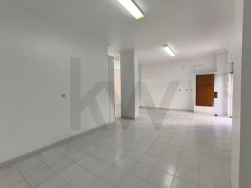 Loja para Arrendamento em Casal de Cambra