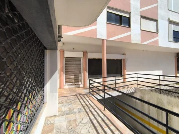 Loja para Arrendamento em Casal de Cambra