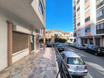 Loja para Arrendamento em Casal de Cambra