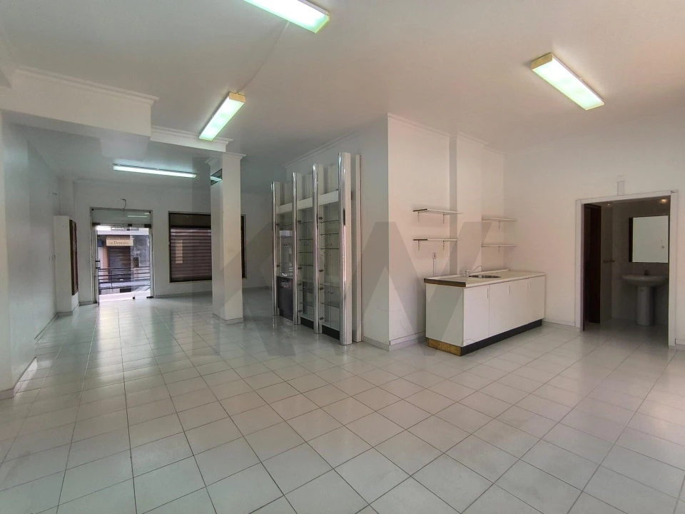 Loja para Arrendamento em Casal de Cambra Foto 14