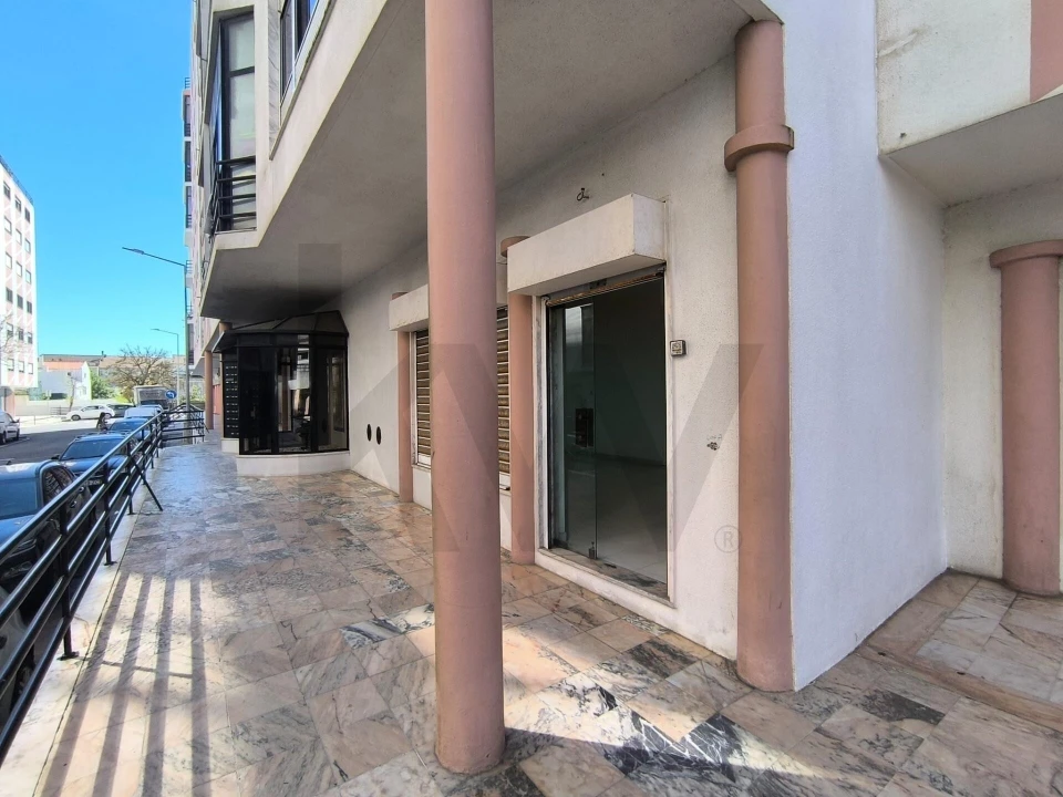 Loja para Arrendamento em Casal de Cambra Foto 4