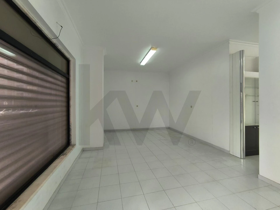 Loja para Arrendamento em Casal de Cambra Foto 7