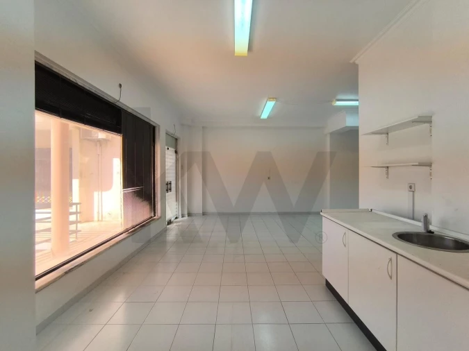 Loja para Arrendamento em Casal de Cambra Foto 19