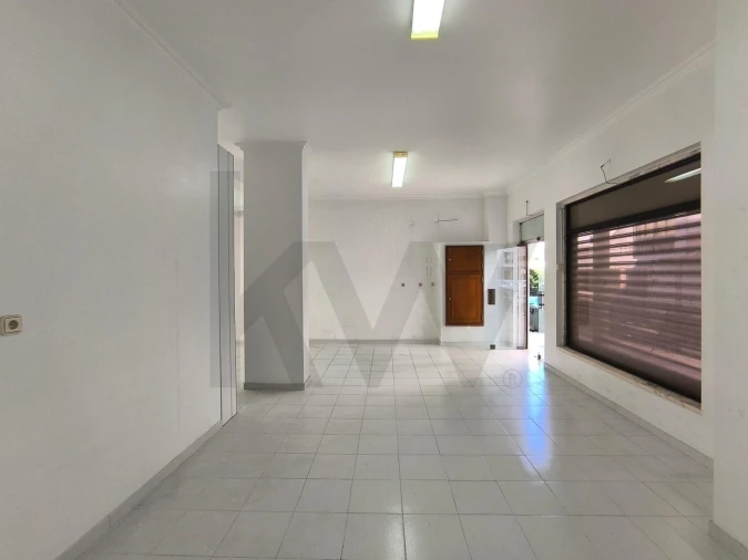 Loja para Arrendamento em Casal de Cambra Foto 9