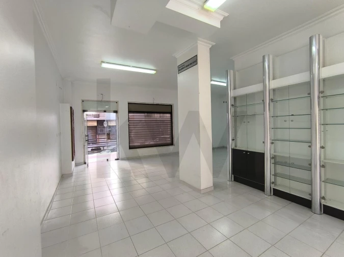 Loja para Arrendamento em Casal de Cambra Foto 13