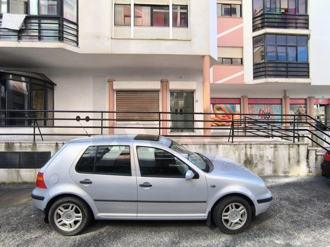 Loja para Arrendamento em Casal de Cambra Foto 3