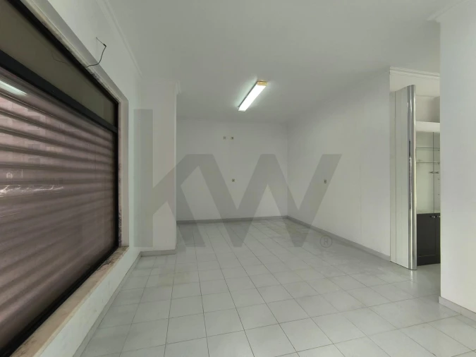 Loja para Arrendamento em Casal de Cambra Foto 7