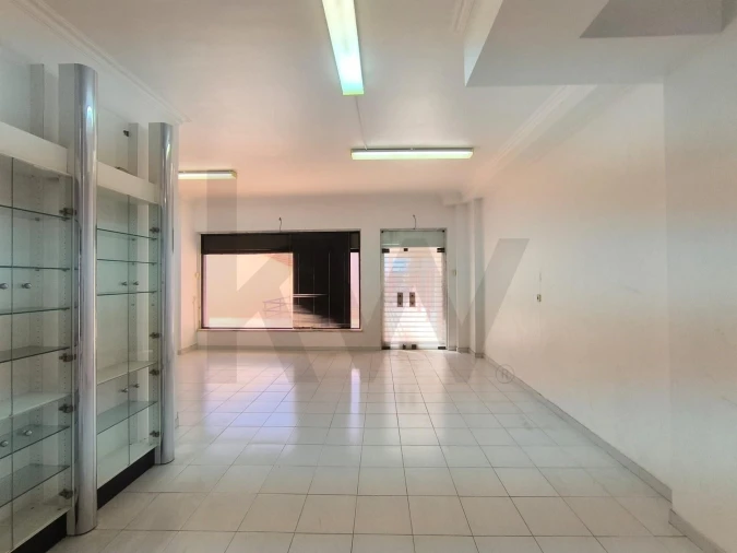 Loja para Arrendamento em Casal de Cambra Foto 11