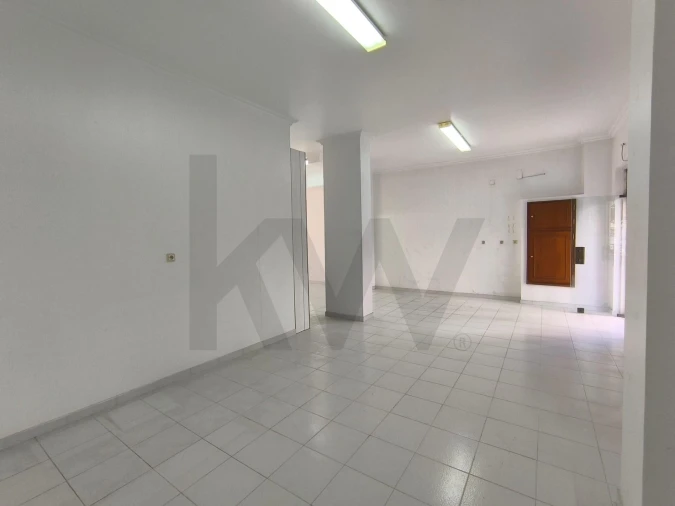 Loja para Arrendamento em Casal de Cambra Foto 8